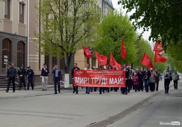 Святкувати «пєрвамай» в Луцьк приїхали комуністи з «Таїланду, Сінгапуру і Бермудів». ФОТО