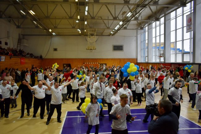 У Луцьку «сонячні діти» встановили рекорд України, танцюючи спортивні танці