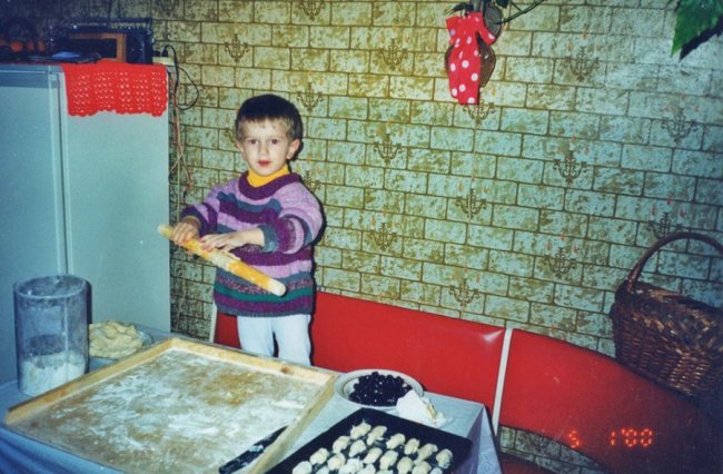 Волинський ведучий-іменинник показав дитячі фото на горщику та за кермом