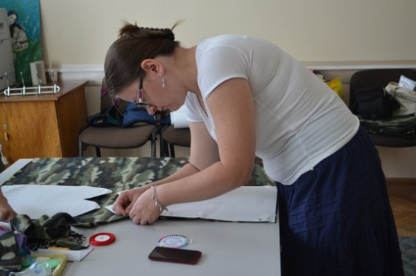 Луцькі матері шиють військовим балаклави