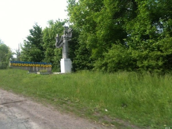Нововолинськ у тренді: в'їзні знаки в місто стали синьо-жовтими. ФОТО