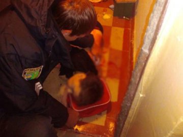 На Донеччині у будинку знайшли мертву жінку та поранену дитину