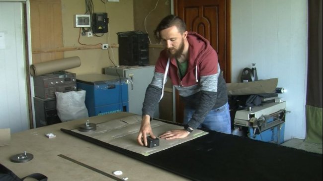 Лучанин у власній майстерні шиє медичні ноші для бійців. ФОТО. ВІДЕО Лучанин у власній майстерні шиє медичні ноші для бійців. ФОТО. ВІДЕО