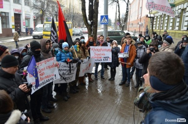 У Луцьку під прокуратуру принесли лампадки, серп і молот. ФОТО