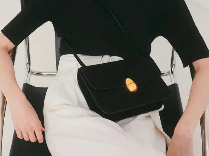 Мінімалізм і функціональність: чому сумка на плече — головний аксесуар для міста