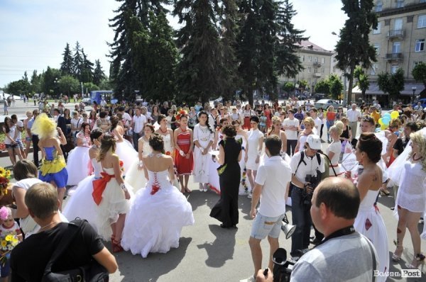 Парад наречених у Луцьку. ФОТО