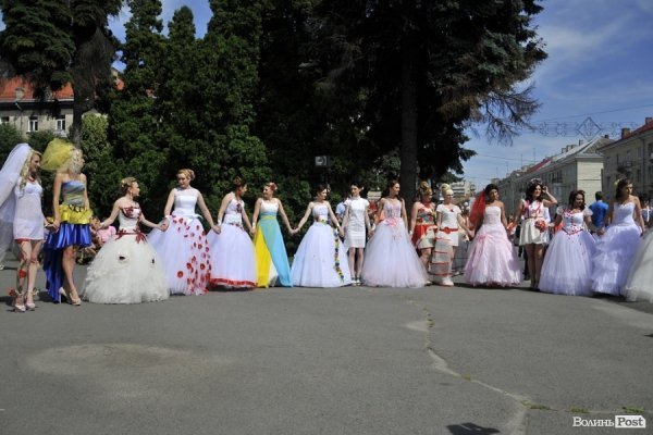 Парад наречених у Луцьку. ФОТО