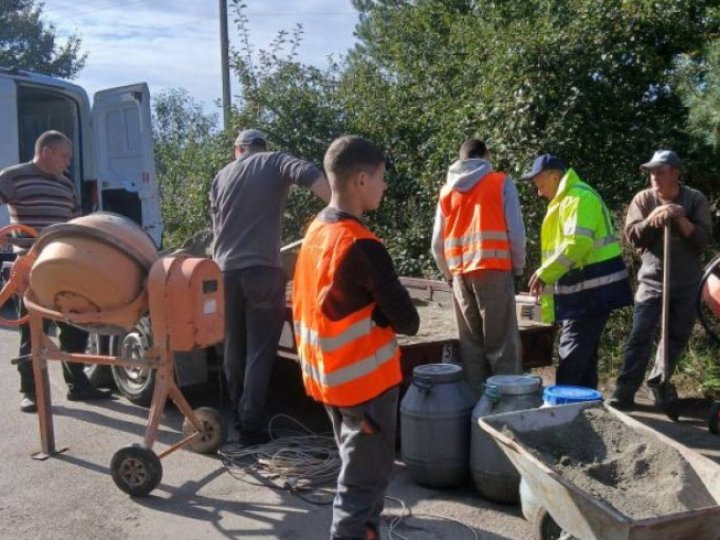 На Волині мешканці села власними силами ремонтують дорогу