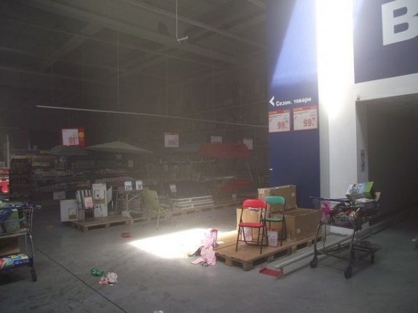 Донецька «народна влада» розграбувала гіпермаркет. ФОТО