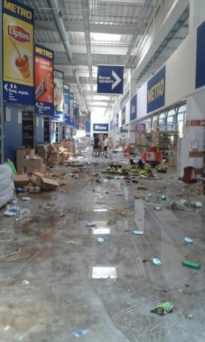 Донецька «народна влада» розграбувала гіпермаркет. ФОТО