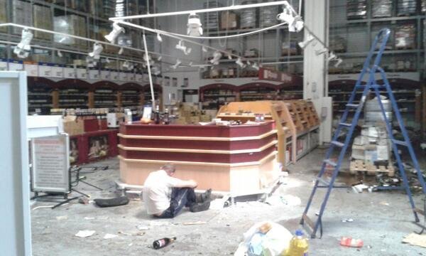 Донецька «народна влада» розграбувала гіпермаркет. ФОТО