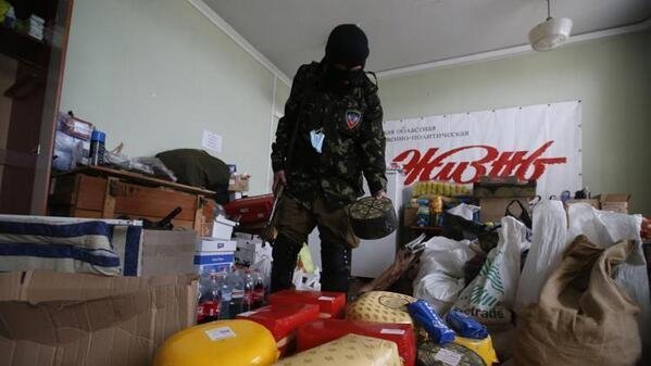 Донецька «народна влада» розграбувала гіпермаркет. ФОТО