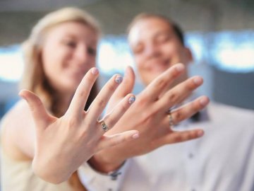 Сказали, скільки пар одружились «за добу» в Луцьку