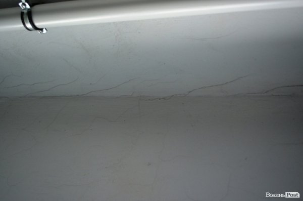 З будинку, що обвалився, виселяють людей