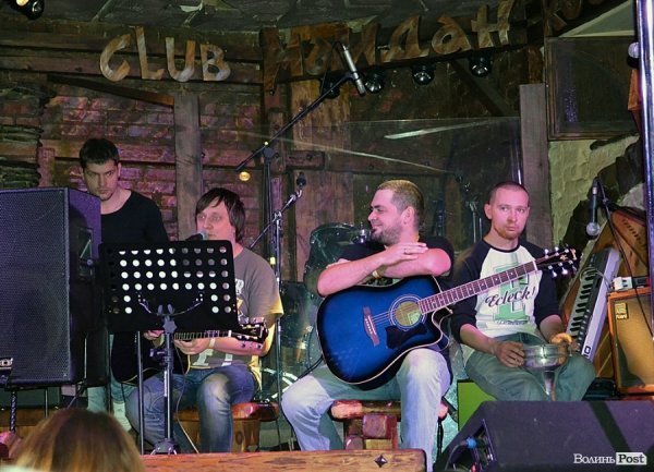 Гурт АННА теж виступив акустично. Допомагали хлопці з гурту Дикі серцем