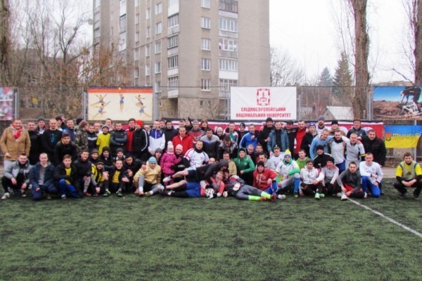 Волинські вболівальники зіграли у благодійний футбол  на допомогу воїнам-ультрасам. ФОТО