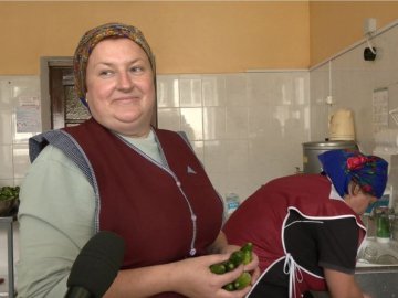 На Волині господині засолили майже 400 літрів огірків для військових
