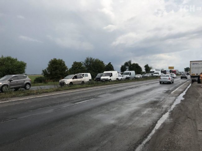 Вантажівка виїхала на зустрічну і «розрізала» навпіл легковик. ФОТО