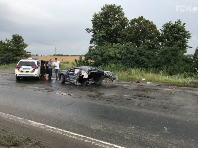 Вантажівка виїхала на зустрічну і «розрізала» навпіл легковик. ФОТО