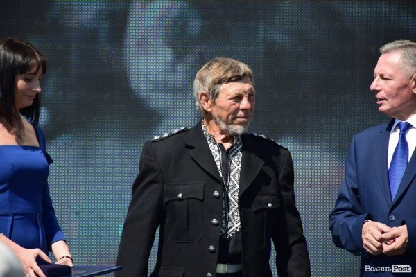 Відомому луцькому скульптору вручили відзнаку. ФОТО