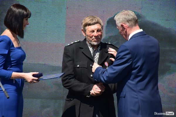 Відомому луцькому скульптору вручили відзнаку. ФОТО