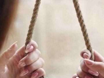 15-річна дівчина повісилася через нещасливе кохання
