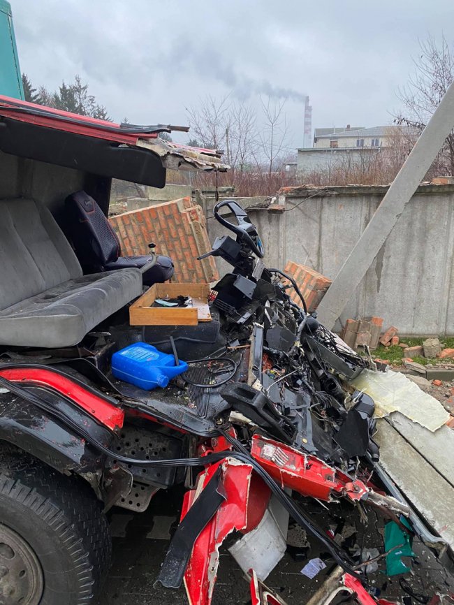 У Луцьку водій вантажівки розтрощив бетонну арку. ФОТО