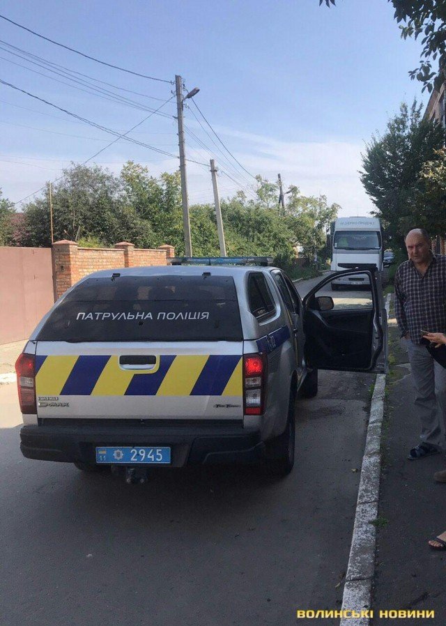 У Луцьку вантажівка пошкодила дах приватного будинку. ФОТО