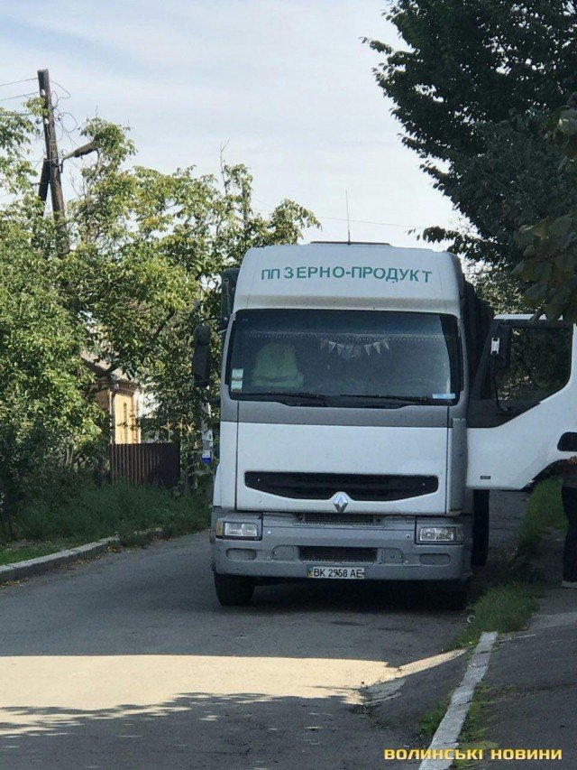 У Луцьку вантажівка пошкодила дах приватного будинку. ФОТО