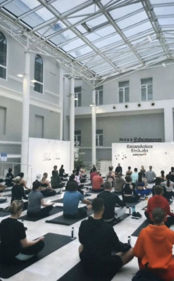 "Завісили фото з Маріуполя, щоб не порушити нірвану": в Києві спалахнув скандал через йогу в Музеї Шевченка