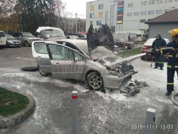 У Луцьку на парковці горіло авто: подробиці. ФОТО