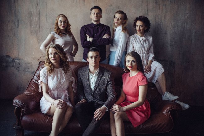 Луцькі телеведучі знялись у фотосесії в стилі «Friends». ФОТО