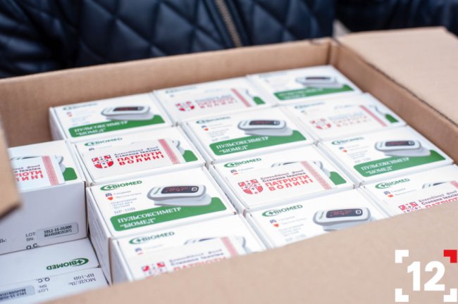 Благодійники передали волинським лікарням прилади для вимірювання рівня кисню в крові