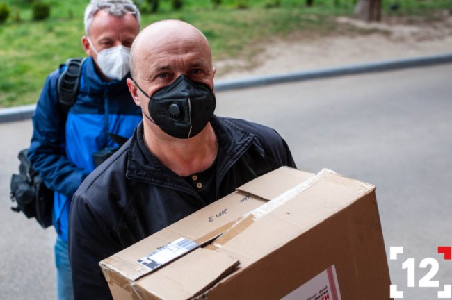 Благодійники передали волинським лікарням прилади для вимірювання рівня кисню в крові