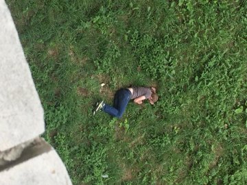 У Луцьку з вікна багатоповерхівки випав чоловік. ФОТО