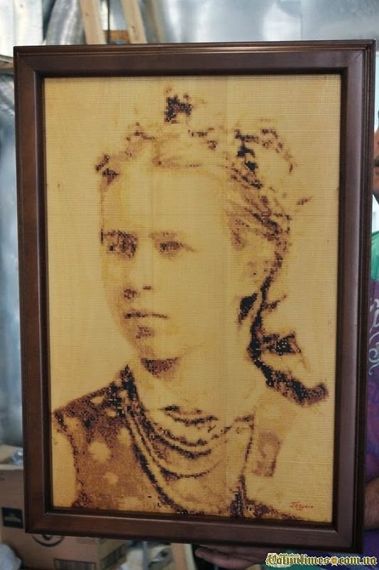 Лучанин вишиває на дереві. ФОТО