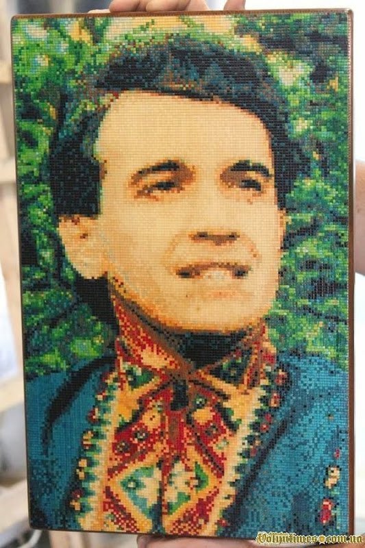 Лучанин вишиває на дереві. ФОТО