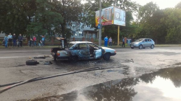 У Луцьку внаслідок вибуху газового балона згоріло авто. ФОТО