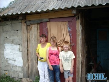 Багатодітна мати на Волині тулиться у халупі