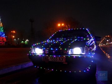 Святковий настрій на колесах: волинянин прикрасив свою автівку гірляндами, щоб дарувати людям радість. ФОТО