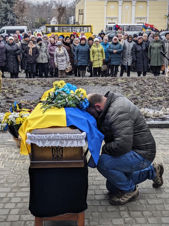 «Приходьте прощатися з Героями, щоб знати, яких людей втрачаємо»: на Волині провели в останню путь Олександра Тужилова