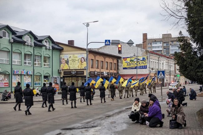 «Приходьте прощатися з Героями, щоб знати, яких людей втрачаємо»: на Волині провели в останню путь Олександра Тужилова