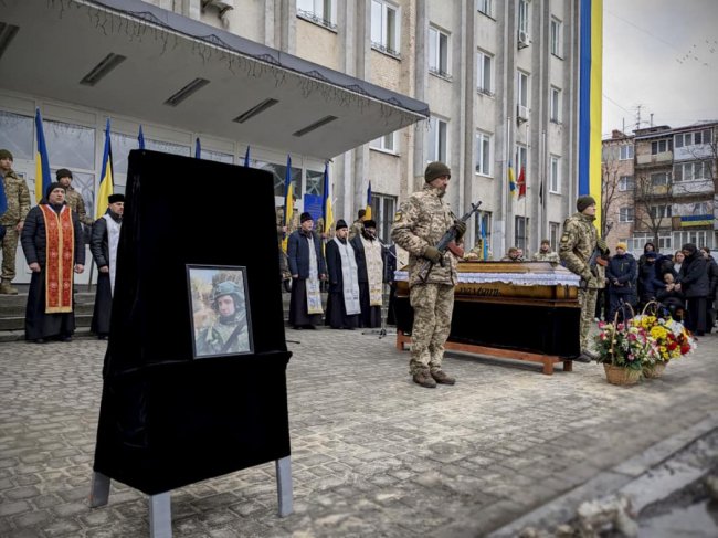 «Приходьте прощатися з Героями, щоб знати, яких людей втрачаємо»: на Волині провели в останню путь Олександра Тужилова