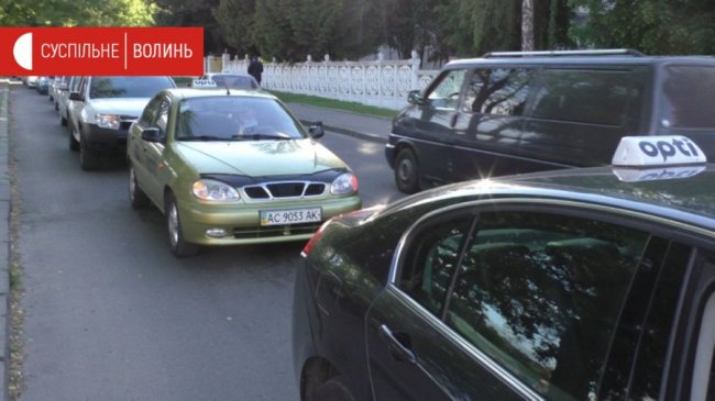 Сигнал вдячності: луцькі автомобілісти підтримали медиків. ФОТО