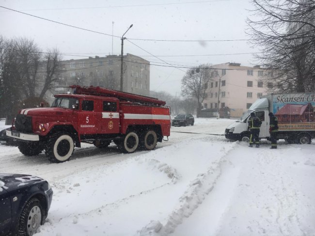 У місті на Волині автомобіль доставки хліба застряг у сніговому заметі