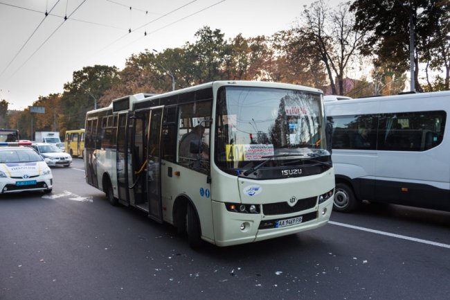 У Києві маршрутка зіткнулася із тролейбусом. ФОТО. ВІДЕО