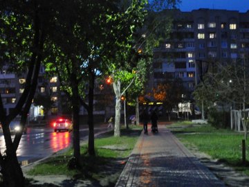 Дощ і світло ліхтарів: магічний вечірній Луцьк на світлинах волинського фотографа