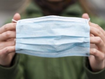 В «червоних» зонах уряд заборонив ходити без масок в парках та на вулицях 