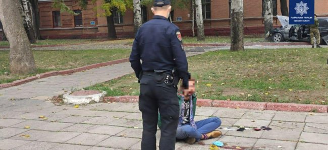 «Я – Бог»: в Одесі неадекватний водій протаранив авто поліції та врізався в дерево. ВІДЕО