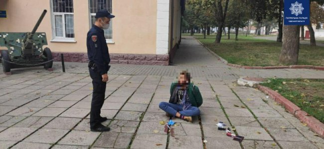 «Я – Бог»: в Одесі неадекватний водій протаранив авто поліції та врізався в дерево. ВІДЕО